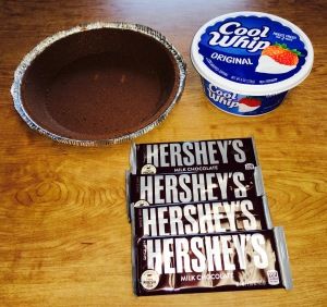 Hershey Sundae Pie Recipe, Hershey Bar Pie, Best Chocolate Pie Recipe, Hershey Chocolate Pie, Hersheys Bar, Hershey Bar Cakes, Hershey Pie, Cool Whip Pies, Hershey Recipes