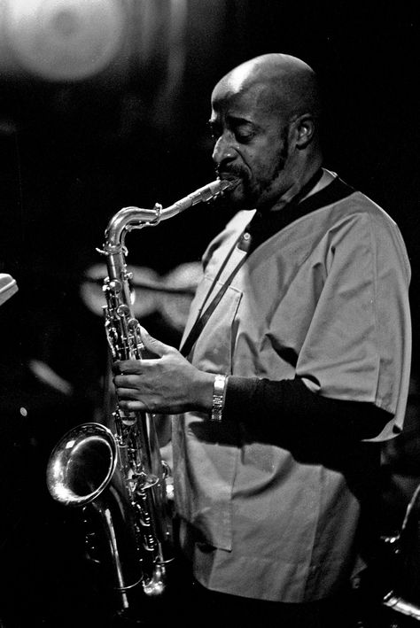 Multi-instrumentalist Yusef Lateef 1971 in Hamburg (Heinrich Klaff Collection 2).  Lateef died Dec 23 at age 93. Yusef Lateef, Francis Wolff, Jazz Cat, Musician Photography, Thelonious Monk, Jazz Artists, Tenor Saxophone, Contemporary Music, All That Jazz