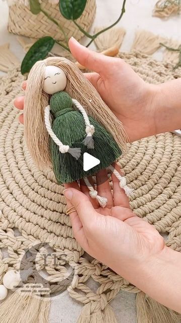 How To Make A Macrame Doll, Macrame Mermaid Doll, How To Make Christmas Angels, How To Make Macrame Angels, Macrame People Tutorial, Diy Yarn Dolls Tutorial, Diy Macrame Doll Tutorial, Macrame Dolls Tutorials, Macrame Dolls How To Make