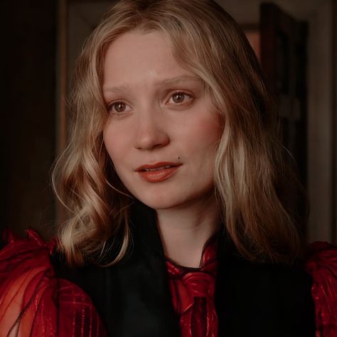 Alice In Wonderland Aesthetic, Mia Wasikowska, Tim Burton Films, Tim Burton Movie, Disney Characters Videos, Karakter Disney, Fred Weasley, Child Actresses, Mia 3