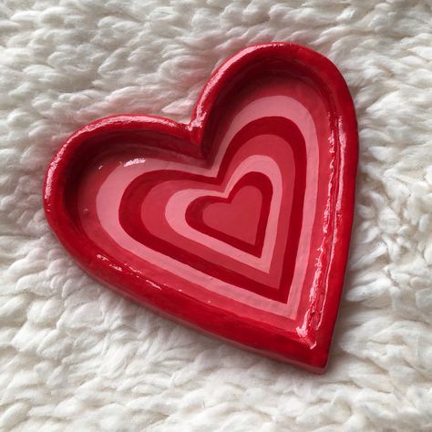 Red and pink clay tray/room decor Clay Bowl Heart, Clay Heart Plate, Heart Shaped Ashtray Clay, Clay Bowl For Jewelry, Air Dry Clay Heart Tray, Cute Clay Tray Ideas, Clay Tray Designs, Clay Crafts Heart, Clay Ideas Tray