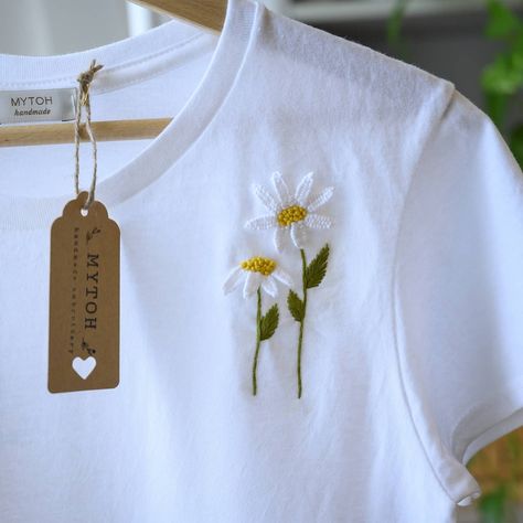 MYTOH ® (@mytoh_handmade) • Instagram photos and videos T-shirt Broderie, Embroidery Tshirt, Hand Embroidery Projects, Cami Set, No Rain, Design Clothes, Flower Embroidery Designs, Customise T Shirt, Embroidered Tshirt