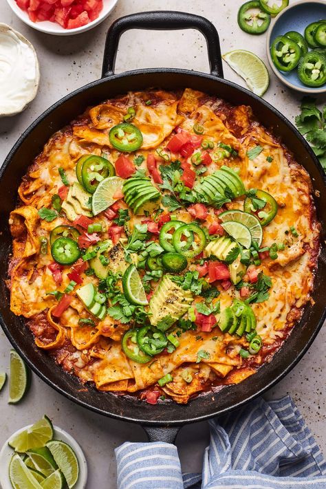 Skillet Chicken Enchiladas Enchiladas Chicken, Chicken Enchilada Skillet, Chicken Dishes Easy, Enchilada Recipe, Chicken Skillet Recipes, Skillet Dishes, Favorite Dinner, Skillet Dinners, Chicken Enchilada Recipe