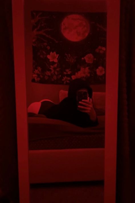 Fake Girlfriend Mirror Selfie, Late Night Mirror Pics, Webcam Pics Pose Ideas, Bedroom Selfie Aesthetic, Bedroom Pictures Instagram Baddie, Mirror Pics Led Lights, Back Arching Pose Mirror, Poses For Spicy Selfies, Hot Picture Ideas Bedroom