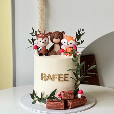 Woodland cake • Instagram Forest Animals Decorations, Simple Woodland Cake, Woodland 1st Birthday Cake, Birthday Cake Forest, Woodland Cake Ideas, Birthday Cake Animals, Forest Animals Cake, Forest Animal Cake, Woodland Theme Cake