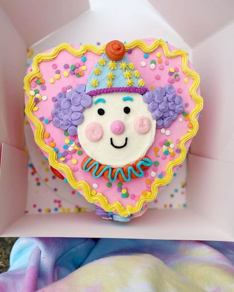 🎂 𝒦𝒾𝓉𝒸𝒽𝑒𝓃 𝒫𝓇𝒾𝓃𝒸𝑒𝓈𝓈 👩‍🍳 on Instagram: “🎉I want to put pastel confetti sequins on everything!!! Cute clown cake for @_lawn_knee 🤹🎂” Pastel Clowncore, Pasteles Aesthetic, Pastel Clown, Kitchen Princess, Pastel Confetti, Clown Cake, Pastel Cupcakes, Clown Party, Confetti Cake