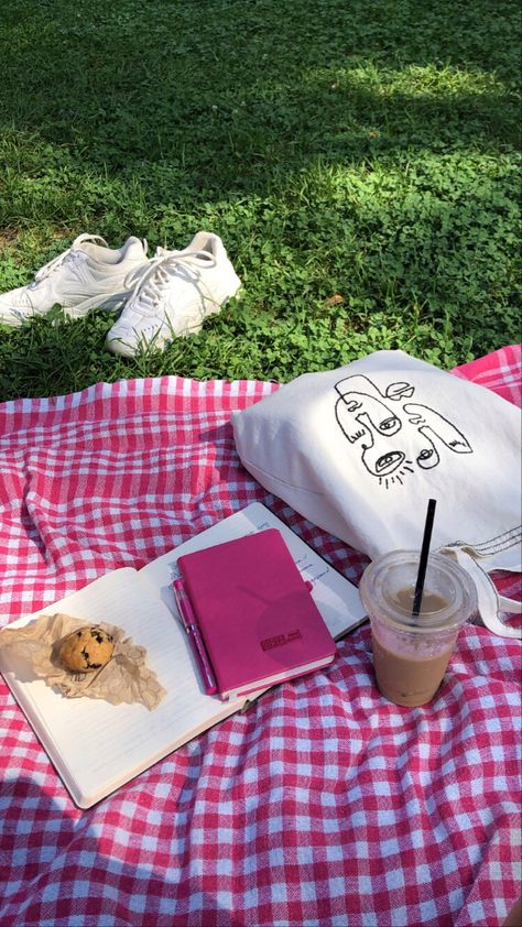 Coffee Picnic Aesthetic, Picnic Photo Inspiration, Simple Picnic Aesthetic, Daily Life Aesthetic Photos, Solo Picnic Aesthetic, Solo Picnic Ideas, Picnic Instagram Story, Girls Picnic Aesthetic, Picnics Aesthetics