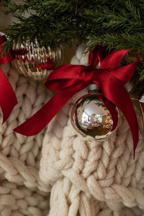 Christmas Decor Ideas Red And White, Silver And White Christmas Decor, Red And Silver Christmas Tree, Pioneer Christmas, Christmas Mantel Garland, Red And White Christmas Decor, Rustic Christmas Mantel, Joulun Aika, Traditional Christmas Decor