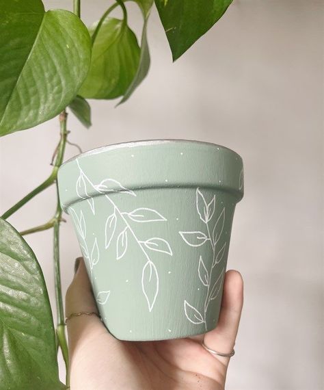 Paint Plant Pots Ideas, Plant Holder Painting Ideas, Cottage Core Plant Pots, Drawing On Plant Pot, Sage Green Pottery Painting, Painted Pots Simple, Paint Your Own Plant Pot, Painted Pots Aesthetic, Paint On Plant Pots