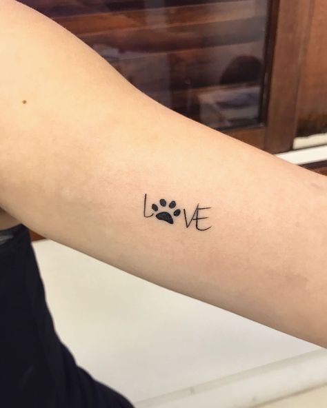 dog Tattoo For Dog Lovers, Dog Finger Tattoo, Chic Tattoos For Women, Dog Remembrance Tattoo, Dog Tattoo Ideas Minimalist, Minimal Dog Tattoo, Tattoo Design Flower, Trendy Tattoo Ideas, Tatoo Dog