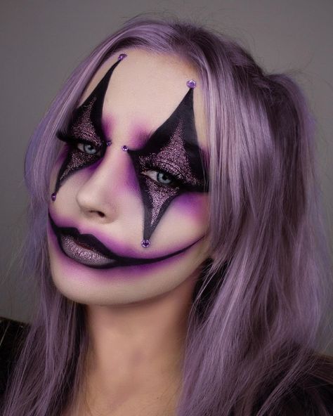 Halloween Female Makeup Ideas, Clown White Makeup, Female Clown Makeup Scary, Cool Face Paint Ideas For Women, Women’s Clown Makeup, Purple Clown Costume, Clown Makeup Purple, Creepy Clown Costume Women, Easy Scary Clown Makeup