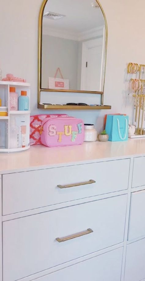 Preppy Dresser Ideas, Preppy Dresser Decor, Preppy Desks, Preppy Summer Room, Room Outline, Preppy Mirror, Preppy Bedrooms, Preppy Vanity, Preppy Desk