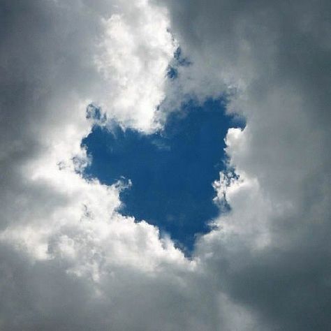 A piece of my heart will always be in the sky. Heart In Nature, Tapeta Galaxie, I Love Heart, Nature Adventure, Jolie Photo, Pics Art, Blue Heart, Blue Aesthetic, Belle Photo