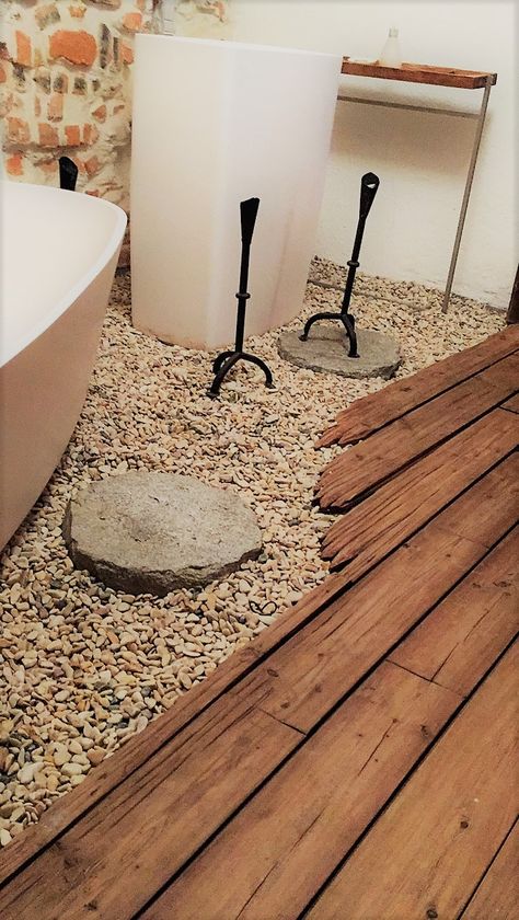 Unique bathroom floor. Clever and beautiful combination of old wood and small rocks. Rock Floor Bathroom, Bathroom Ideas Wood Floor, Rock Bathroom Floor, Unique Bathroom Floor, Bathroom Ideas Wood, Sunset Bathroom, Wood Block Flooring, Unusual Bathrooms, Small Half Bathroom