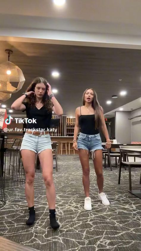 #tiktok #tiktokdances #trendy #dance Mode Converse, Snap Dance, Everybody Dance Now, Easy Dance, Viral Dance, Best Friend Challenges, New Dance Video, Dance Like This, Best Friends Funny