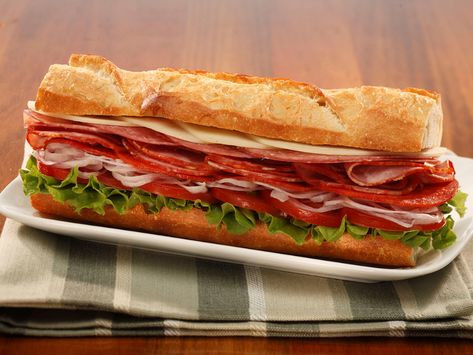 Torpedo Sandwich, Italian Sub Recipe, Italian Sandwich Recipes, Cold Cut Sandwich, Hoagie Sandwiches, Cold Sandwich Recipes, Italian Hoagie, Italian Lunch, Roast Beef Sandwich