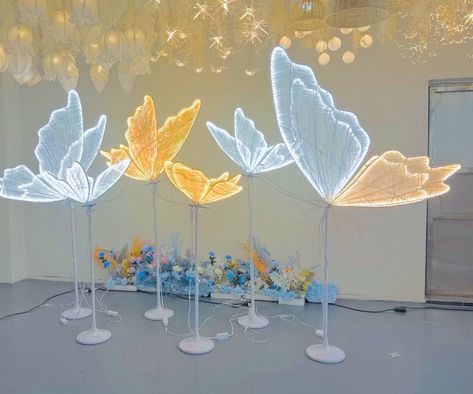 Led Butterfly, Giant Flowers Diy, Butterfly Lamp, Butterfly Lighting, Wedding Backdrop Design, Diy Crafts Paper Flowers, Butterfly Theme, Giant Flowers, Home Diy Decor