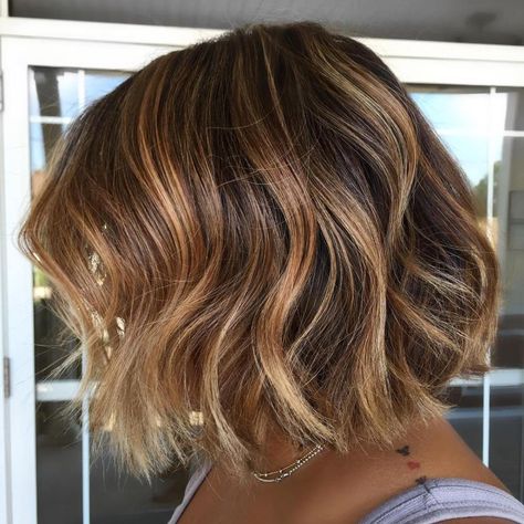 Brown Bob With Caramel And Blonde Highlights Pelo Color Caramelo, Brown Hair With Highlights And Lowlights, Beautiful Brown Hair, Hair Cuts 2017, Honey Balayage, Highlights Ideas, Brown Hair Shades, Colour Shades, Short Brown Hair