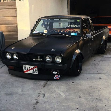 Slammed Black Datsun 620 Truck - ModifiedX Car Ideas Aesthetic, Datsun Truck, Jetta Mk1, Drift Truck, Datsun Pickup, Rad Racer, Slammed Trucks, Nissan Hardbody, Slammed Cars