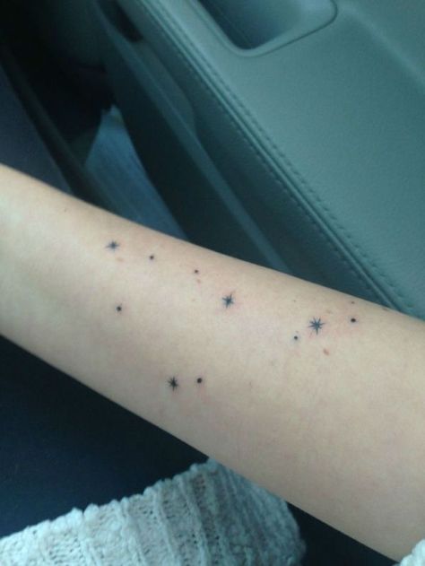 And these (maybe because of the circle in the middle?) look perfectly like stars... not too perfect, not too hand-drawn. Capricorn Constellation Tattoo, Friend Tattoos Small, Aquarius Constellation Tattoo, Virgo Constellation Tattoo, Small Star Tattoos, Capricorn Tattoo, Muster Tattoos, Constellation Tattoo, Virgo Sign