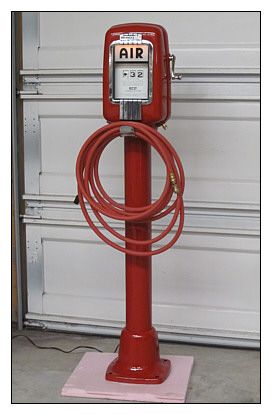 Vintage Gas Station Air Pump, Antique Gas Pumps, Diy Projects Garage, Antique Pie Safe, Texaco Vintage, Old Gas Pumps, Vintage Gas Pumps, Pompe A Essence, Cool Garages