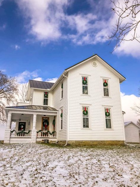 Old New England Farmhouse, Grandmas Farmhouse, Exterior Farmhouse Colors, Old Farmhouse Aesthetic, Old Farmhouse Renovation, Old Farmhouse Exterior, Old Farmhouse Remodel, 1900s Farmhouse, 1800s Farmhouse