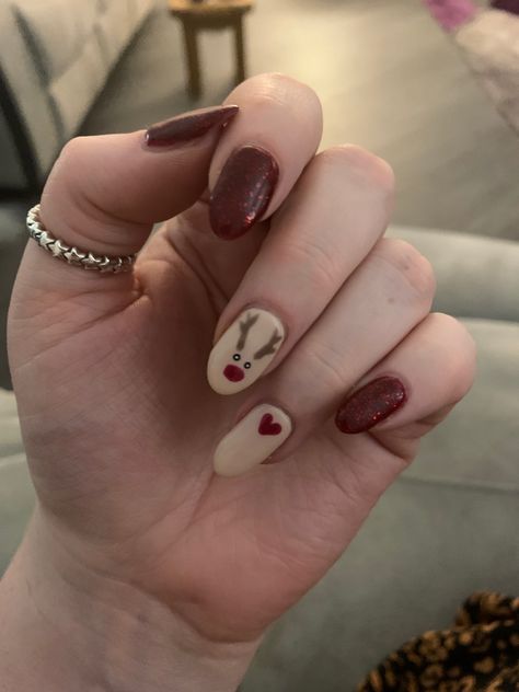 Christmas Nails Rain Deer Simple, Cristmass Nails 2023, Reindeer Nails Designs, Christmas Nails Reindeer, Reindeer Christmas Nails, Christmas Reindeer Nails, Simple December Nails, Rudolph Nails, Nail Art Design 2023