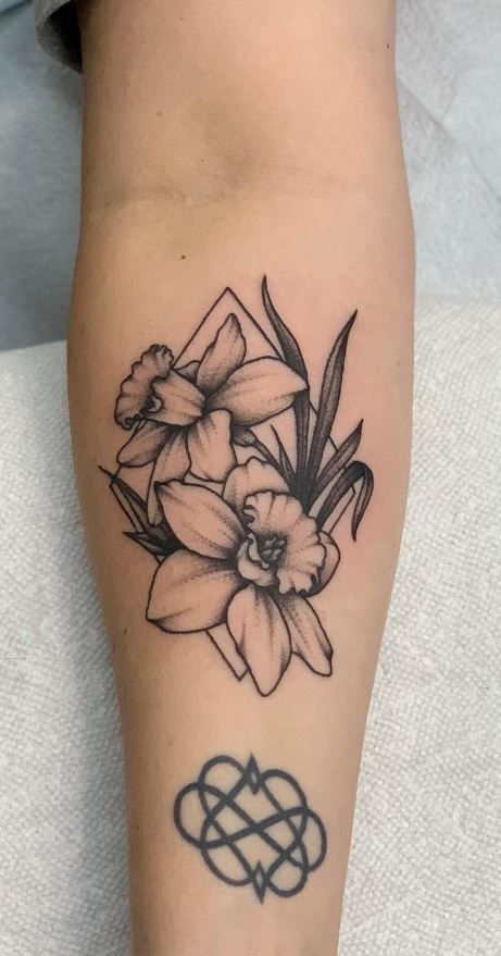 Narcissus Flower Tattoo Stencil, Geometric Daffodil Tattoo, Delicate Daffodil Tattoo, Daffodil And Carnation Tattoo, Larkspur And Daffodil Tattoo, Paperwhite Narcissus Tattoo, Daffodil Tattoo Sleeve, Coloured Flower Tattoo, Daffodil Drawing Tattoo Ideas