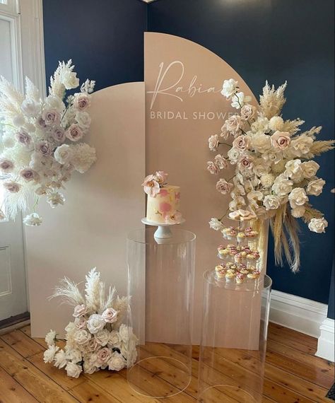 Chiara Backdrop With Flowers, Bridal Shower Backdrops, Bridal Shower Background, Shower Decorations Wedding, Cake Backdrops, First Communion Decorations, Bridal Shower Inspo, Communion Decorations, Decoration Evenementielle