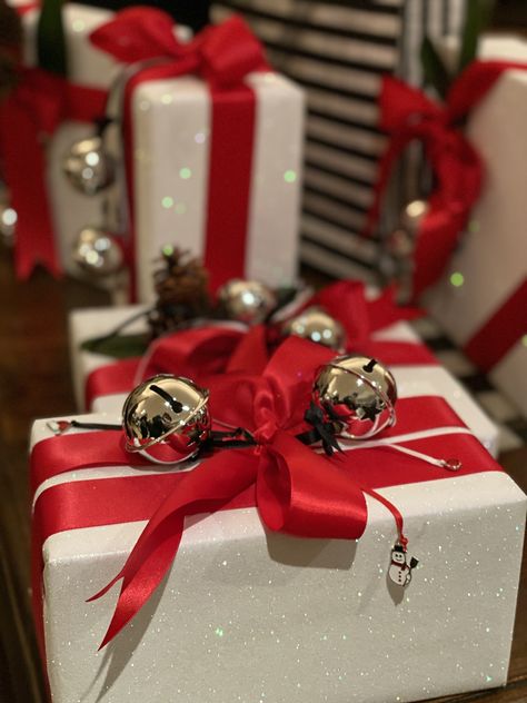 Christmas gift wrap Candy Cane Wrapping Ideas, Silver Christmas Wrapping Ideas, Red Christmas Presents Aesthetic, Red And White Gift Wrapping Ideas, Red Christmas Gift Wrapping, Xmas Gift Wrapping Ideas, White Christmas Gift Wrap, Christmas Gift Themes, Weather Aesthetic