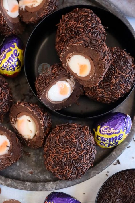 Creme Egg Recipe, Bday Snacks, Jane Patisserie, Easter Egg Dessert, Easter Bakes, Food Polls, Orange Brownies, Easter Cooking, Fridge Cake