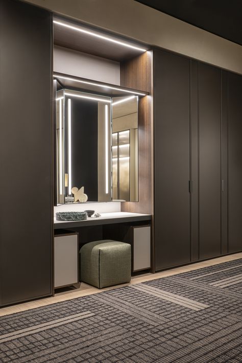 In the 2023 collection, the Milanese designer Rodolfo Dordoni also presents Beauté, a new vanity that can be added to all wardrobe proposals to create additional functional and discreet spaces. Beauté is both an intimate and elegant space designed to hide the most personal items from view. #moltenigroup #rodolfodordoni #design #walkincloset #wardrobedesign #vanitymirror Roman Domus, Modern Bedroom Wardrobe Ideas, Modern Bedroom Wardrobe, Bedroom Wardrobe Ideas, Closet Vanity, Bedroom Cupboard, Dresser Table, Dresser Design, Dressing Table Design