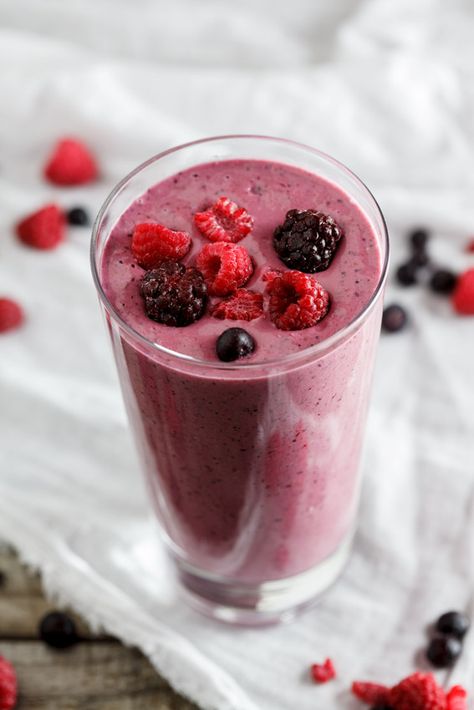 Smoothie With Chia Seeds, Chia Seed Smoothie, Mixed Berry Smoothie, Smoothie King, Banana Drinks, Breakfast Smoothie Recipes, Berry Smoothie, Simply Delicious, Smoothie Shakes