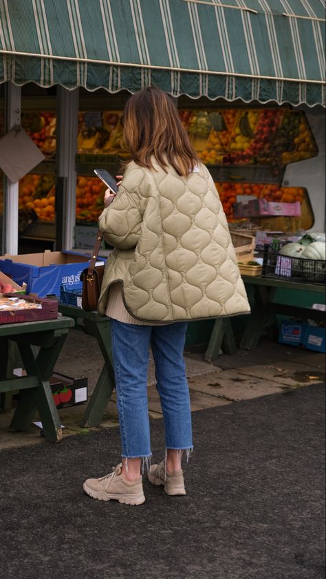 #thefrankieshop #quiltedjacket #autumnoutfits #streetstylefashion Quilted Jacket Street Style, Quilted Jacket Outfit, Liner Jacket, Outerwear Trends, Womens Quilted Jacket, Winter Mode, Mode Inspo, 가을 패션, Mode Streetwear