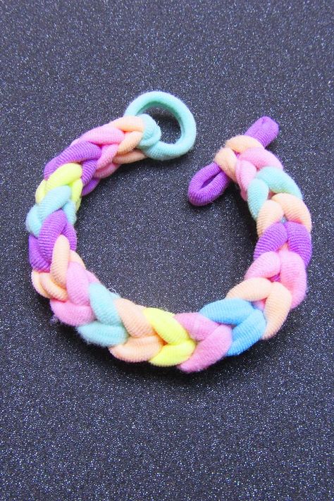 Crafts With Hair Ties, Hair Tie Bracelet Diy, Elastic Band Bracelets, How To Make Easy Bracelets, Rainbow Loom Bracelets Tutorials, How To Tie A Bracelet, How To Make Bracelets, Crochet Hair Bands, Diy Hair Ties