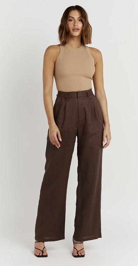 Dark Brown Trousers Outfit, Brown Linen Pants Outfit, Brown Trousers Outfit Women, Brown Pants Outfit For Work, Brown Wide Leg Pants Outfit, Brown Trousers Outfit, Outfits For Casual, Brown Linen Pants, Slacks Outfit