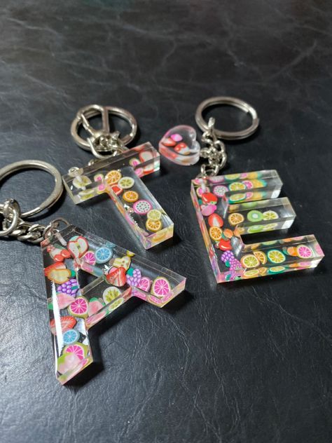 Resin Keychain Ideas Alphabet, Resin Keychain Ideas, Resin Clips, Epoxy Keychain, Diy Resin Keychain, Resin Pendant Diy, Keychain Custom, Keychain Ideas, Initial Keychain