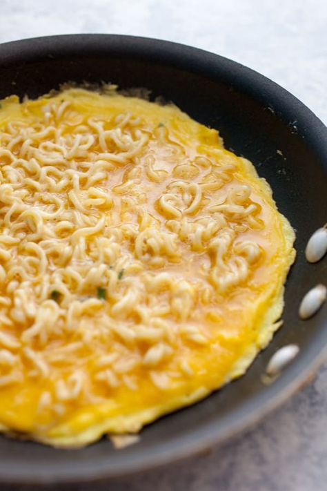 Ramen Egg Recipe, Ramen Spicy, Omelette Recipe Easy, Ramen Recipes Easy, Easy Ramen, Top Ramen, Noodle Recipes Easy, Ramen Noodle Recipes, Omelette Recipe