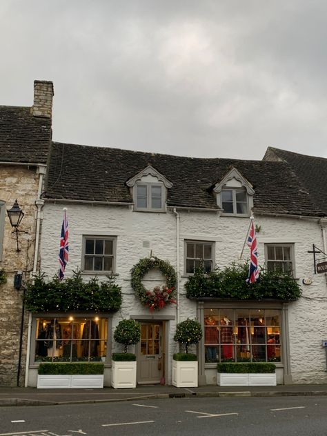 British Country Christmas, Christmas In The Countryside, English House Aesthetic, English Countryside Christmas, English Christmas Aesthetic, Christmas Cotswolds, Cotswolds Christmas, Old English Christmas, Christmas Countryside