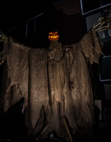 How to make the ultimate pumpkin scarecrow with affordable burlap fabric Diy Sleepy Hollow Scarecrow, Giant Scarecrow Diy, Diy Giant Pumpkin Man, Diy Halloween Scarecrow Decoration, Pumpkin Scarecrow Diy, How To Make A Scarecrow, Halloween Scarecrow Ideas, Giant Scarecrow, Diy Halloween Scarecrow