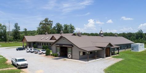 Karen's Stall Barn & Riding Arena Shop With Living Quarters, Barn With Living Quarters, Equestrian Building, Cattle Barn, Backyard Creations, Riding Arena, Morton Building, Horse Barn Designs, Barn Houses