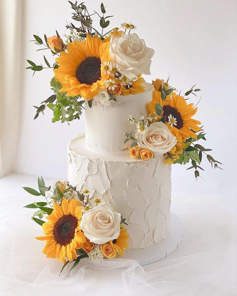 🌻 . . . . . . . . . . . . . . . . . . . . . #cakes #cake #cakedecorating #chocolate #birthdaycake #cakesofinstagram #cupcakes #food… | Instagram Sun Flower Cake Designs, Wedding Cake With Sunflowers And Roses, Sunflower Wedding Cake Ideas, Sunflower Wedding Cupcakes, Sunflower Wedding Cakes, Wedding Cakes Sunflower, Sunflower Birthday Cakes, Fall Sunflower Weddings, Birthday Sunflower