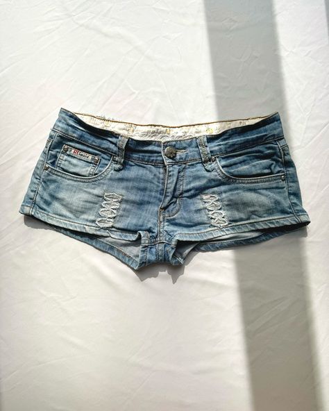 small hot pants drop 💖 XS-S for now, but will be back with other sizes soon 💋 ⓵ blue y2k denim micro shorts with low waist, waistline 38 cm, 18€ ⓶ brown grey-ish denim used look y2k micro shorts with low waist, waistline 40cm, 20€ ⓷ New Levi’s 501 cutoff shorts with high waist in gorgeous lavender color, size 25, waistline 36 cm, 35€ *DM to buy 💌 * for reference I normally wear XS and my height is 165cm * pick-up in Vienna or shipping internationally Low Rise Mini Shorts, 25 Waistline, Micro Shorts, Blue Y2k, Y2k Denim, Style Bundle, Cutoff Shorts, Levi’s 501, Mini Shorts