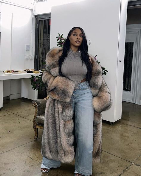 Floor Length Fur Coat, Bubble Coat Outfits Black Women, Long Fur Coat Outfit Classy, Fur Coat Outfit Black Women, Mink Coat Outfit, Mink Coats Outfit, Black Women Winter Outfits, Short Fur Coat Outfit, Long Fur Coat Outfit