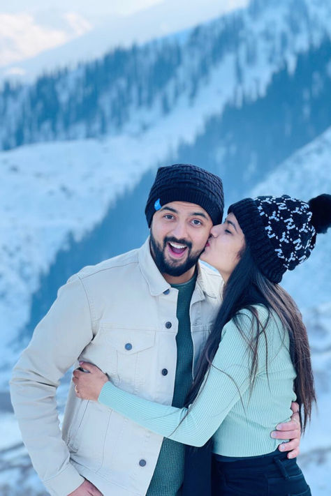 Chic Winter Outfits 2024
#WinterOutfit #WinterOutfitIdeas #ChicOutfit  #ChicWinterStyle #TrendyFashion #WinterFashion #Winter #Chicoutfits Couple Pose For Honeymoon, Manali Honeymoon Couple, Couple Photoshoot In Kashmir, Shimla Couple Photography, Couple Photo Poses In Manali, Gulmarg Kashmir Photography Couple, Manali Couple Photoshoot, Manali Couple Photos, Couple Photo In Snow