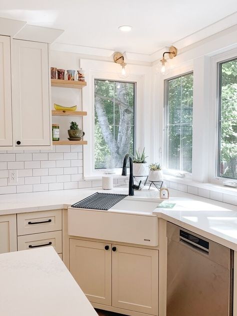 Whether you are going for a traditional, farmhouse, or modern aesthetic, there are kitchen sink window treatments for you. Kitchen Corner Cabinet Ideas, Kitchen Corners, Best Farmhouse Sinks, Corner Kitchen Sink, Kitchen Sink Window, Corner Sink Kitchen, Corner Kitchen Cabinet, Corner Sink, Kitchen Window Treatments