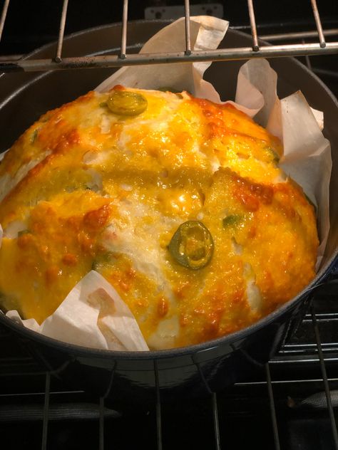 Jalapeño Cheddar Dutch Oven Bread - Easy DIY Recipes Jalapeño Cheddar Dutch Oven Bread, Jalapeño Cheddar Yeast Bread, Cheddar Bread, Sausage Ragu, Cream Corn Casserole, Yeast Free Breads, Cottage Makeover, White Bean Soup Recipes, Oven Bread