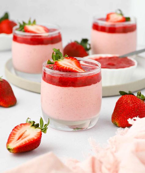 These deliciously light and cream Strawberry Mousse Cups topped with a homemade strawberry compote are an easy dessert that is perfect for Summer or as a dinner party dessert. It is also a delicious Valentine's Day dessert idea! Raspberry Panna Cotta, Gelatin Desserts, Pink Brunch, Cups Recipes, Strawberry Mouse, Mousse Cups, Dinner Party Desserts, Panna Cotta Recipe, Spring Recipe