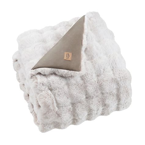 Cozy Bed Aesthetic, Simple Bed Designs, Blankets For Winter, Ugg Style, Fuzzy Blanket, Fluffy Blankets, Winter Blankets, Simple Bed, Chair Sofa