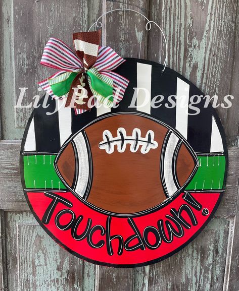 Touchdown Football Round Door Hanger Template - Etsy Football Door Hangers, Football Crafts, Round Door Hanger, Door Hangers Diy, Door Signs Diy, Door Hanger Template, Fall Door Hangers, Wood Door Hangers, Round Door